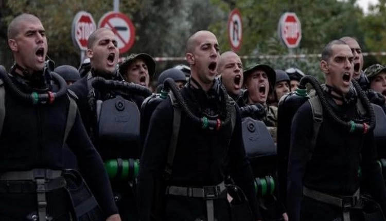 Ανατριχιαστικό αντίο των ΟΥΚ πάνω από τον τάφο βατραχανθρώπου (Βίντεο)